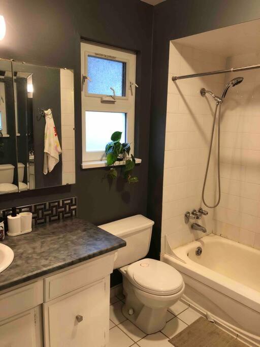 Private Room With Queen Bed In Richmond 202 Εξωτερικό φωτογραφία